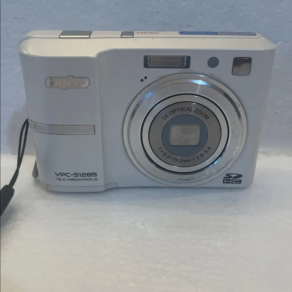 Sanyo VPC-S1285W Digital Camera 12.0 Megapixels white iso 1600 large LCD